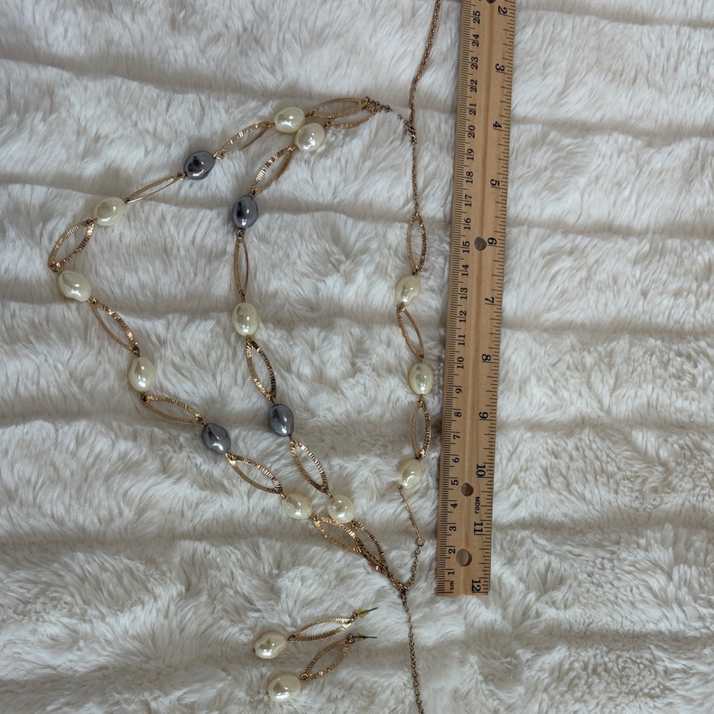 Elegant Pearl and Gold Necklace